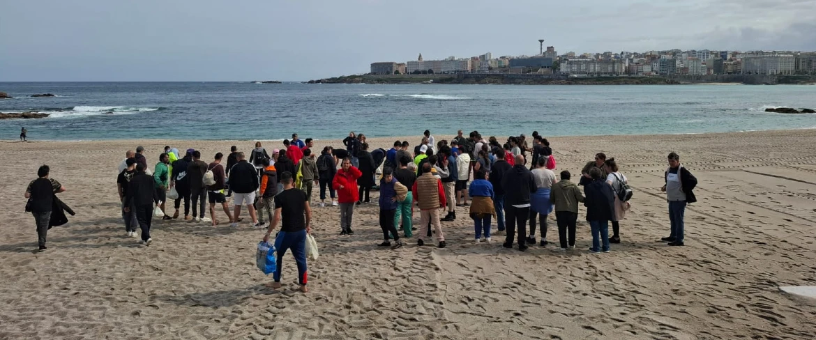 25 persones privades de llibertat participen en una jornada de servei a la comunitat netejant platges a A Coruña