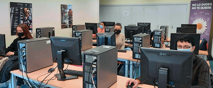 El programa Incorpora y la plataforma Accenture Emplea+ se unen contra la brecha digital de los colectivos vulnerables
