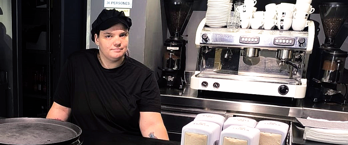 Magdalena, exalumna del PFI ASPID de Lleida, nos explica cómo es su vida tras su inserción laboral en una cafetería